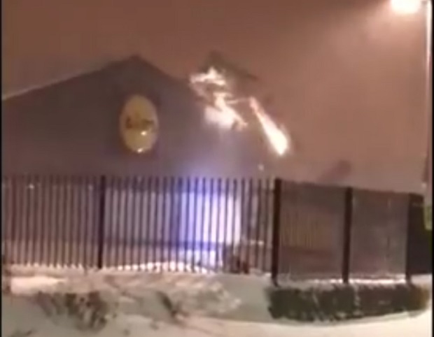 Усред снежне олује лопови багером упали и опљачкали Лидл (ВИДЕО)